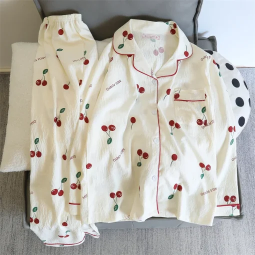 Conjunto de pijama de duas peças com estampa de cerejas