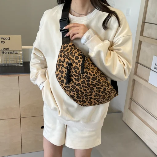 Bolsa de cintura com estampa de leopardo