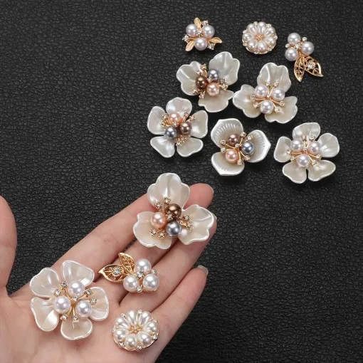 Botões de strass com flores e pérolas