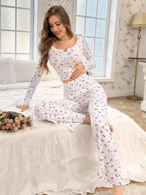 Conjunto de pijama feminino com estampa floral, acabamento em alface e cintura elástica