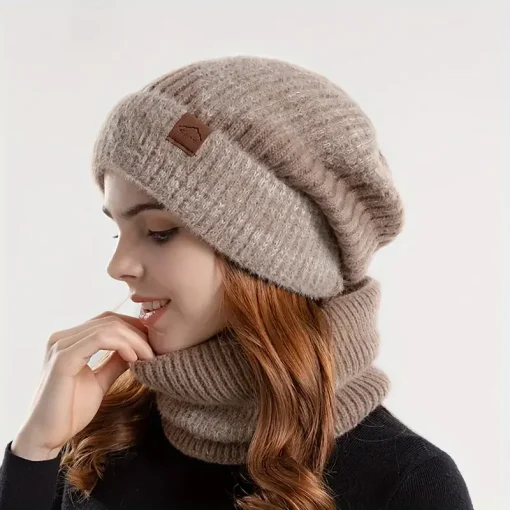 Gorro de inverno feminino bicolor com viseira de veludo