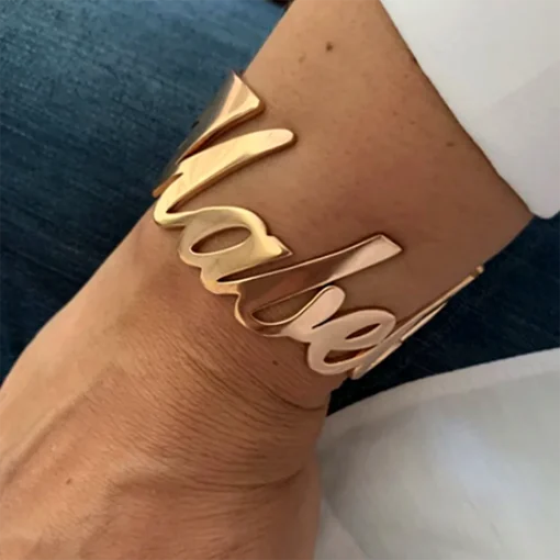 Pulseira feminina personalizada com nome de aço inoxidável